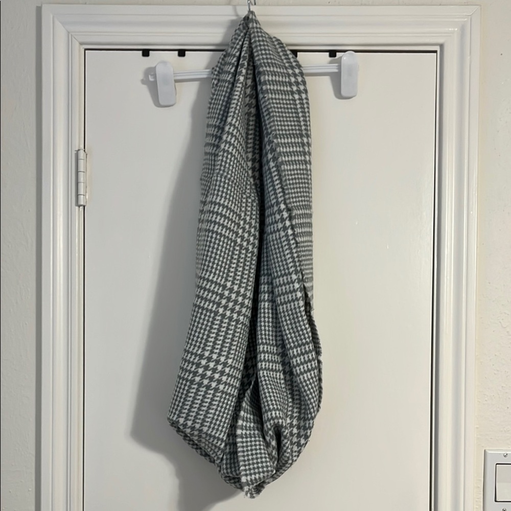 Women’s Gray Checkered Scarf
